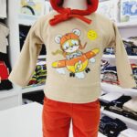 Conjunto de ropa para niño con gorro de color naranja con beige y estampado de oso en el centro