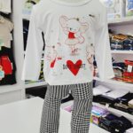 Conjunto de ropa para niña blanco con negro a cuadros y un ratón bordado en el centro