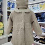 Abrigo con gorro y cuello bordado de color cafe para niña