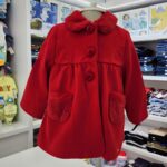 Abrigo para niña de color rojo con cuello de peluche y bolsas delanteras
