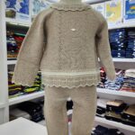 Conjunto de ropa para niña de color café con bordado en las orillas