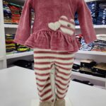 Conjunto de ropa para niña de color rosa con blanco a rayas con corazones en el centro