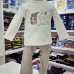 Conjunto de ropa para niña de color blanco con cafe con conejos bordados en el centro