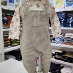 Conjunto con overol y blusa beige con flores para niña con moño