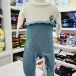 Conjunto de ropa para niño de color azul con beige y cuello bordado