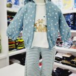 Conjunto de ropa para niña de color blanco con azul y chamarra con puntos con una jirafa en el centro