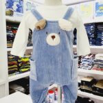 Conjunto con overol para niño de color blanco con azul y un oso bordado en el centro