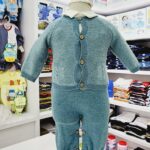 Conjunto con overol para niño de color azul con suéter