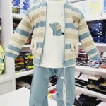 Conjunto de ropa para niño blanco con azul con un elefante bebé en el centro y chamarra a rayas