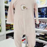 Pijama para niña color rosa con una ave bordada en el centro