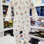 Pijama para niña color blanco con flores rosas y cuello
