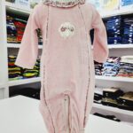 Pijama para niña color rosa con un borreguito en el centro y cuello con olán