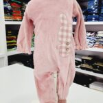 Pijama para niña color rosa con un conejo bordado